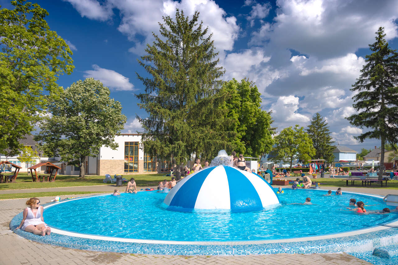 003 Baseny termalne w Bogacsu na Węgrzech wiosną © Konrad Rogoziński_Easy-Resize.com